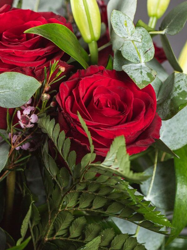 Ramo de rosas rojas y lilium blanco de Flornaturex