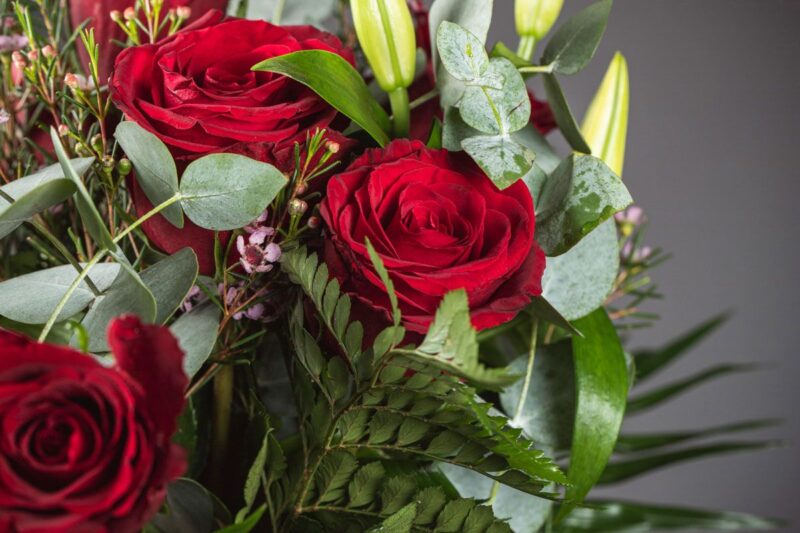 Ramo de rosas rojas y lilium blanco de Flornaturex