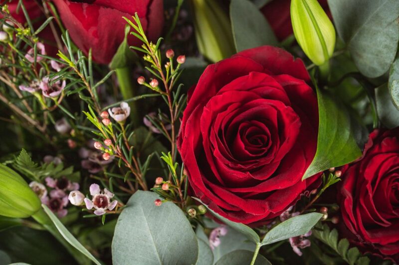 Ramo de rosas rojas y lilium blanco de Flornaturex