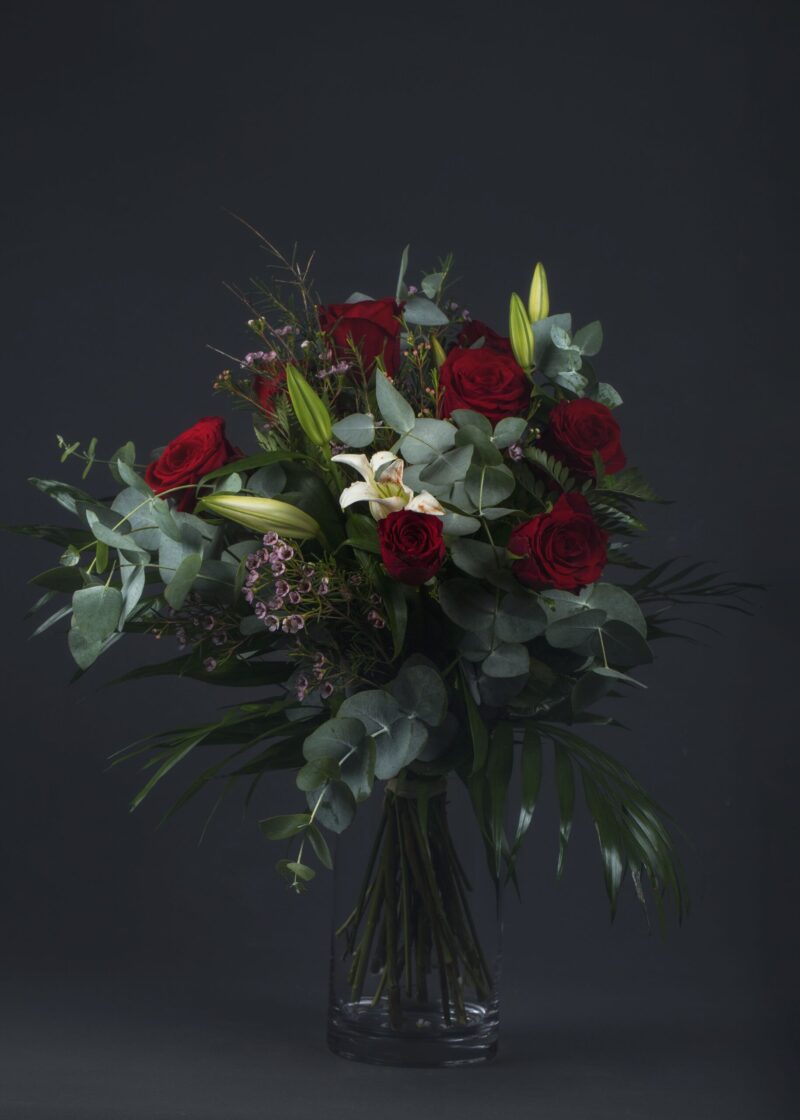 Ramo de rosas rojas y lilium blanco