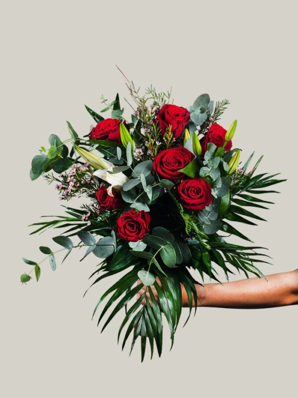 Ramo de rosas rojas y lilium blanco_