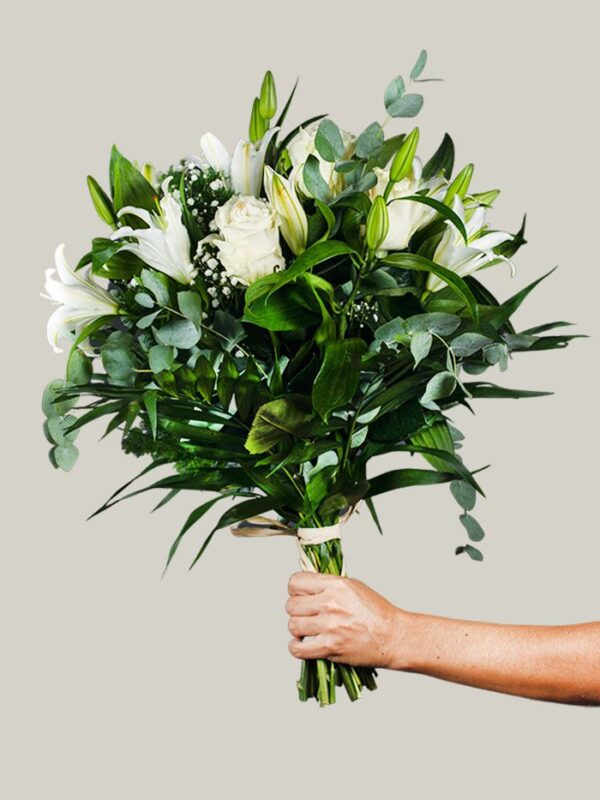 Ramo de rosas blancas y lilium oriental blanco_