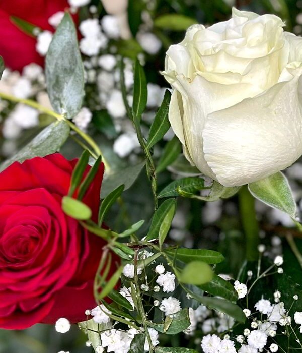 Ramo de rosas blancas y rojas de Flornaturex