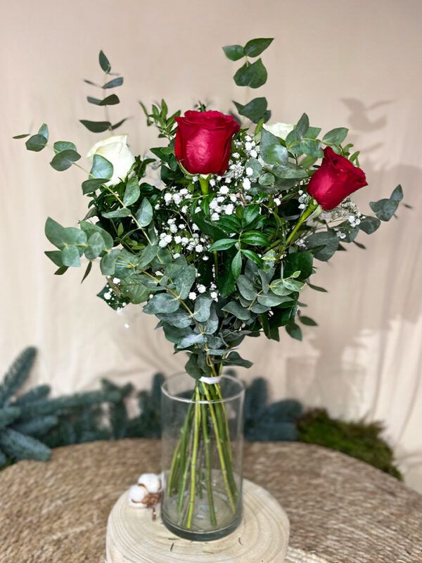 Ramo de rosas blancas y rojas de Flornaturex